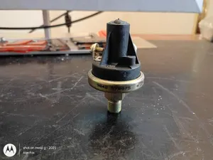 Switch Cessna oil pressure  4 PSI  S76575-4